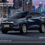 Imagem de um anúncio da Chevrolet, destacando o modelo Tracker AT Turbo 116 CV, ano 2025. O carro está estacionado em um cenário urbano noturno, com prédios iluminados ao fundo, reforçando um estilo moderno e urbano. O veículo é de cor azul escuro, com detalhes elegantes na carroceria e um design frontal arrojado com faróis estilizados. Abaixo, lê-se o slogan: "Paz no trânsito começa por você." Há um emblema da Chevrolet no canto inferior direito, indicando uma garantia de três anos. Pequeno texto informativo sobre a disponibilidade dos serviços OnStar também está presente na base da imagem.