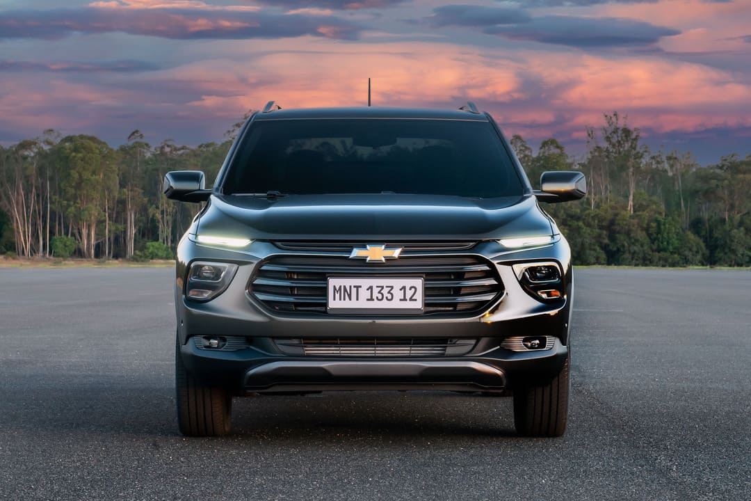 SUV Chevrolet preto visto de frente, estacionado em uma estrada vazia ao entardecer, representando veículos modernos com direção elétrica ou hidráulica.
