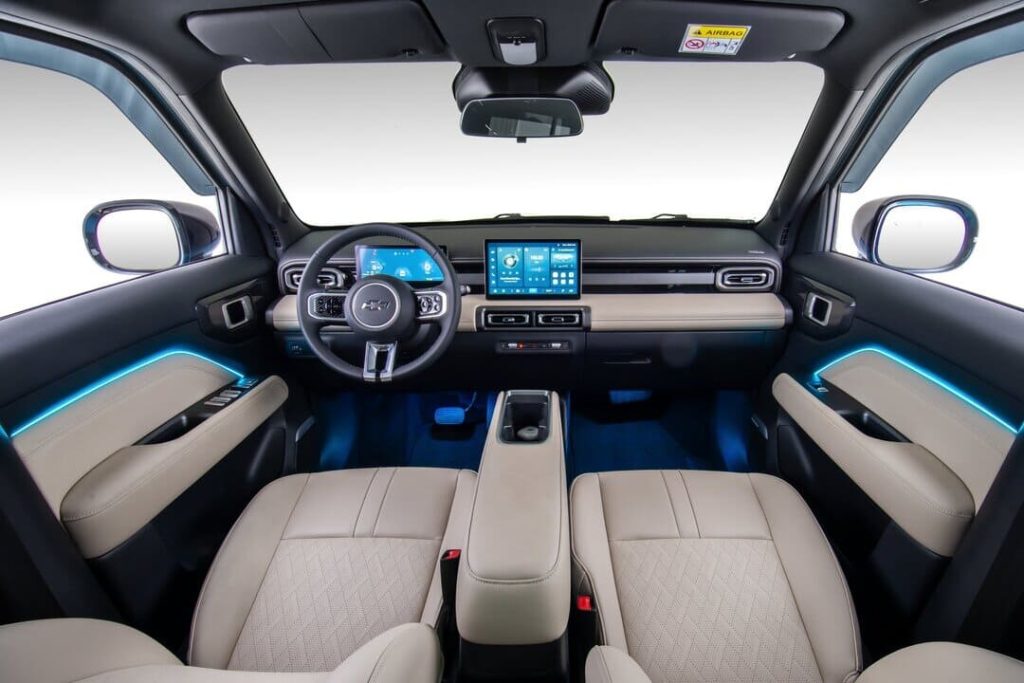 Interior moderno de um Chevrolet SUV compacto elétrico, com painel digital, central multimídia e estofamento em couro claro.