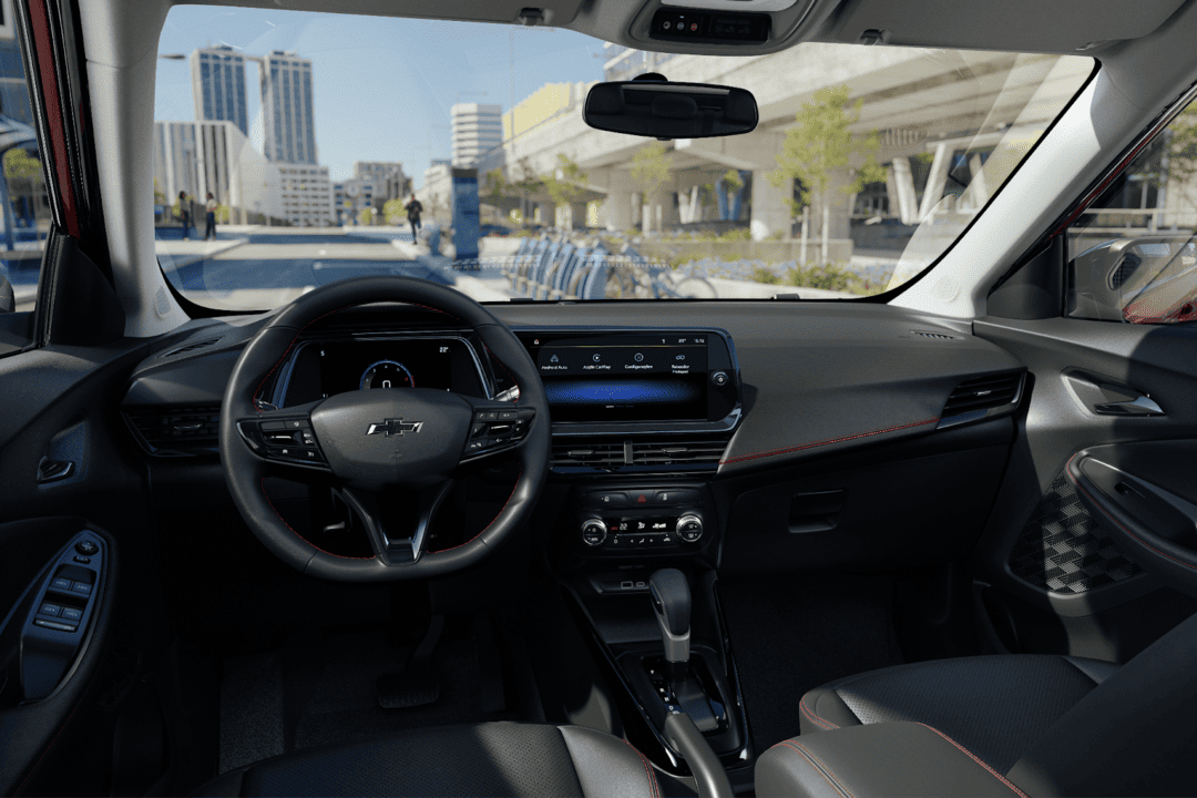 Interior de um carro Chevrolet moderno, com volante, painel digital e multimídia central, exibindo acabamento limpo e organizado, ilustrando o resultado de uma higienização interna de carro bem feita.