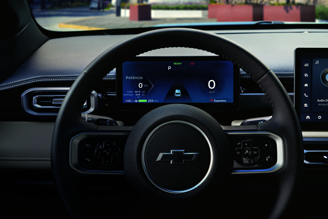 Painel digital de um carro Chevrolet, exibindo informações de potência, autonomia e hodômetro, relacionado à média de quilometragem rodada por ano.
