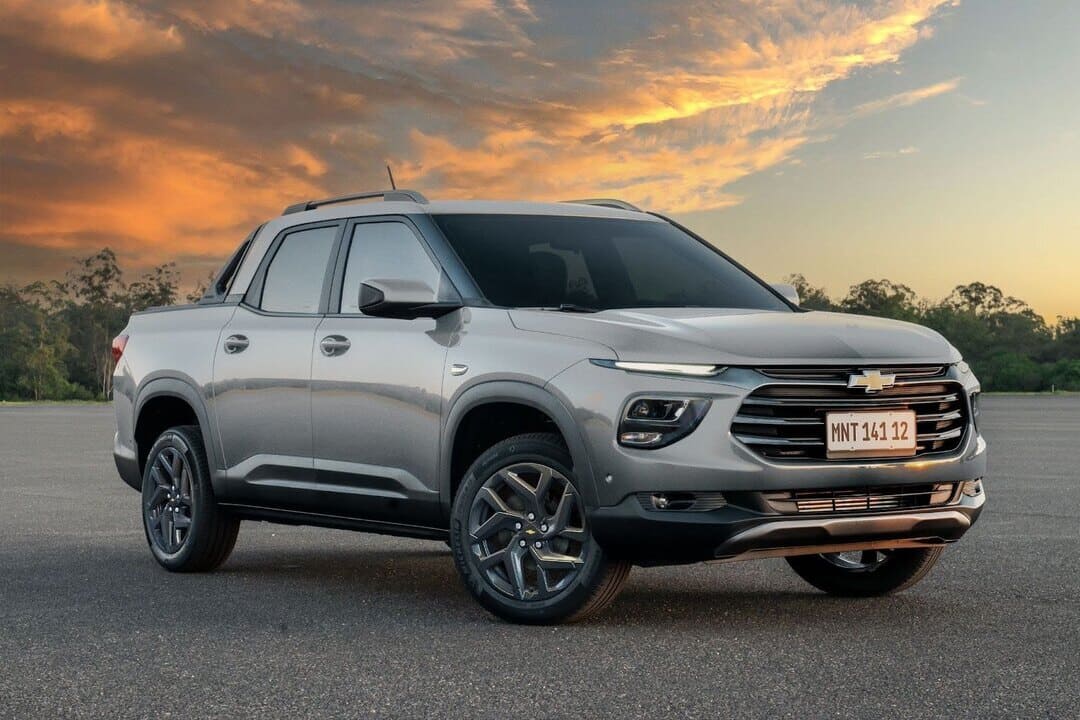 Picape Chevrolet prata estacionada ao pôr do sol, representando o momento ideal para quem planeja a troca de carro.